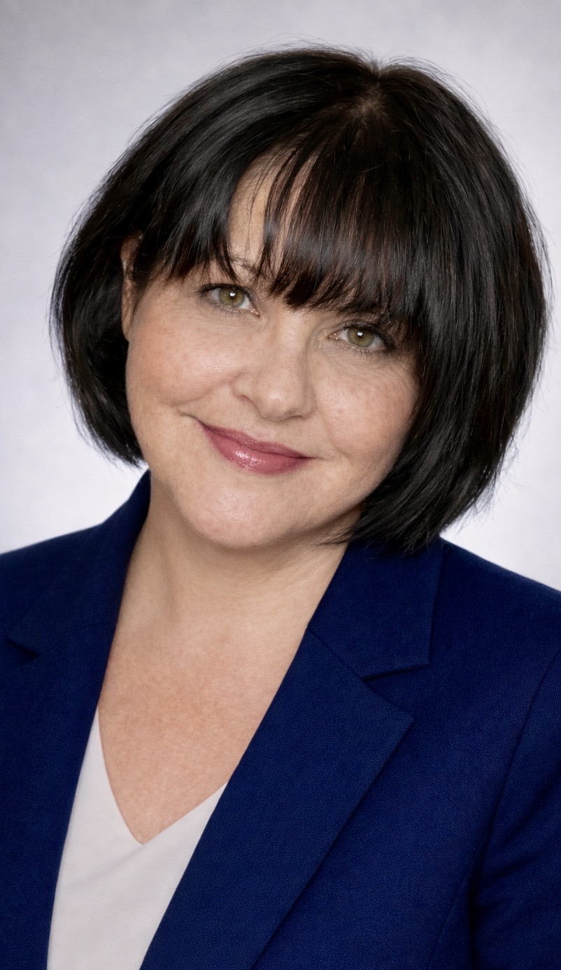 Dr. Joy Kilani – Porträt im blauen Blazer